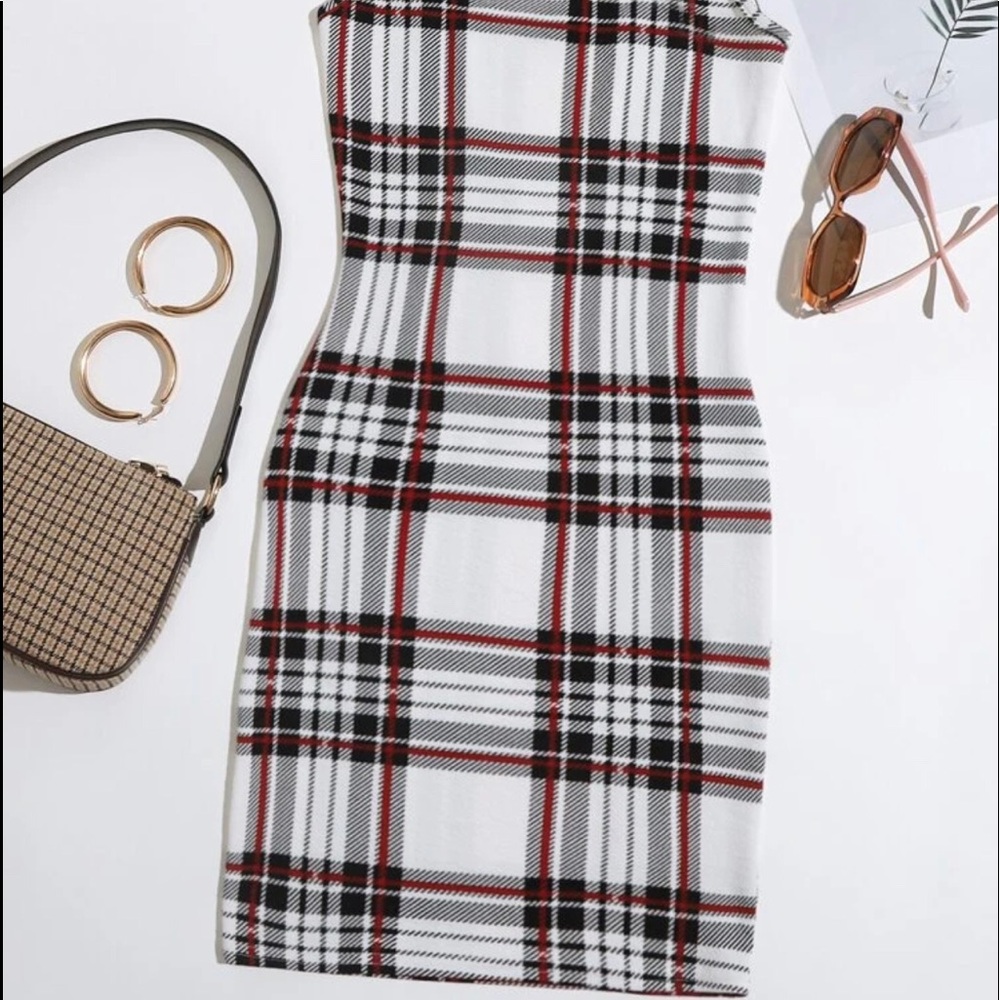 3x 4x Plaid white Black Red knee length plus dress - Picture 2 of 7